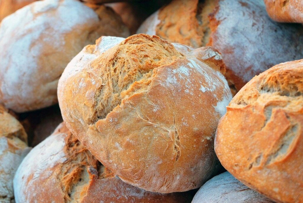 Pro výrobu chleba je možné využít jak domácí pekárnu, tak klasickou troubu.