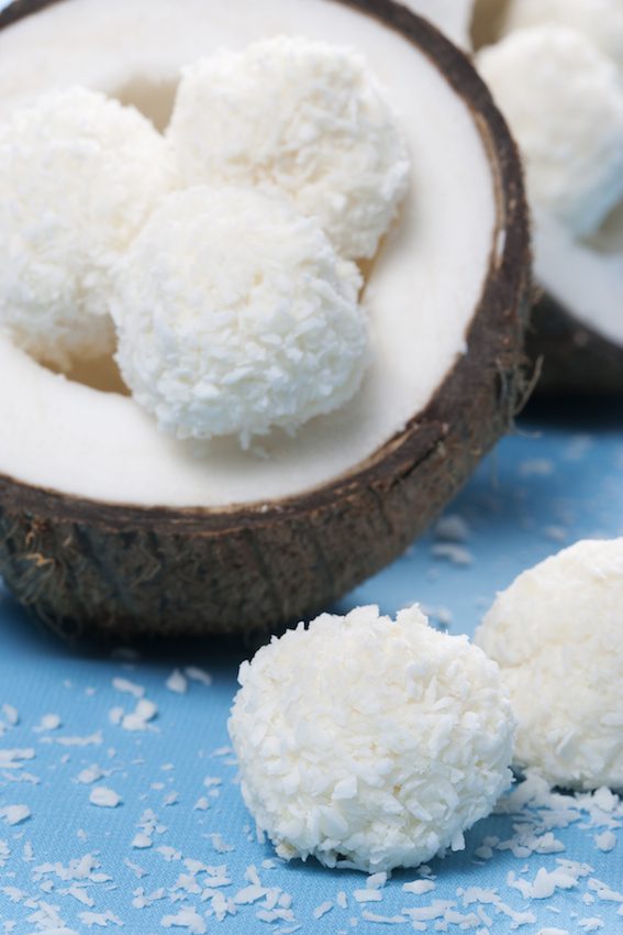 Kokos je ideální pro přípravu veganského vánočního cukroví.