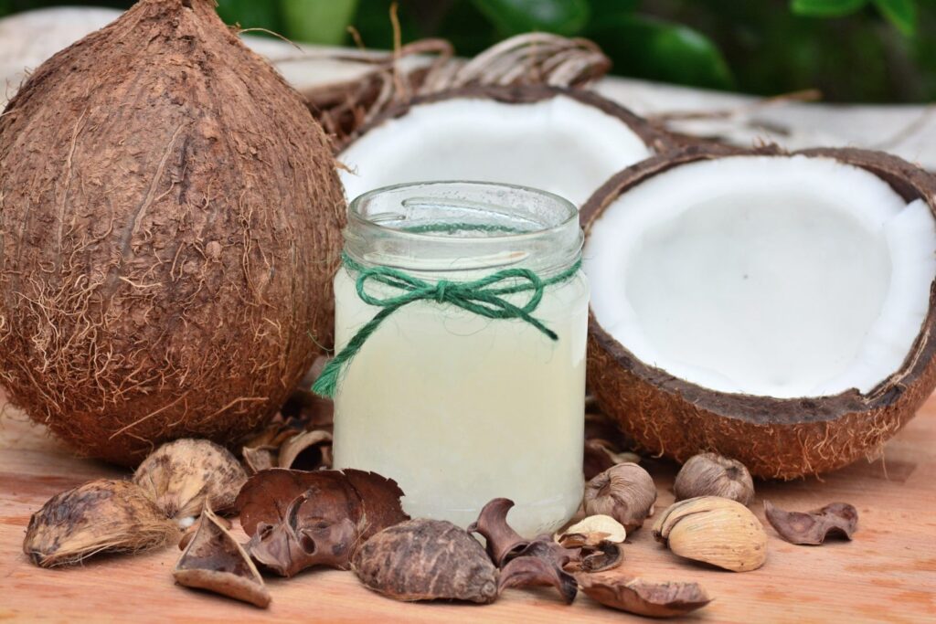 Kokosový olej obsahuje spoustu zdraví prospěšných látek.