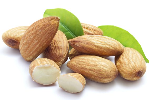 Ořechy obsahují velké množství omega-3 mastných kyselin, například kyselinu linoleovou či alfa-linoleovou.