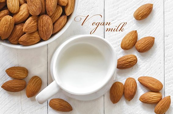 Mandlové mléko patří mezi nejoblíbenější ořechová mléka.