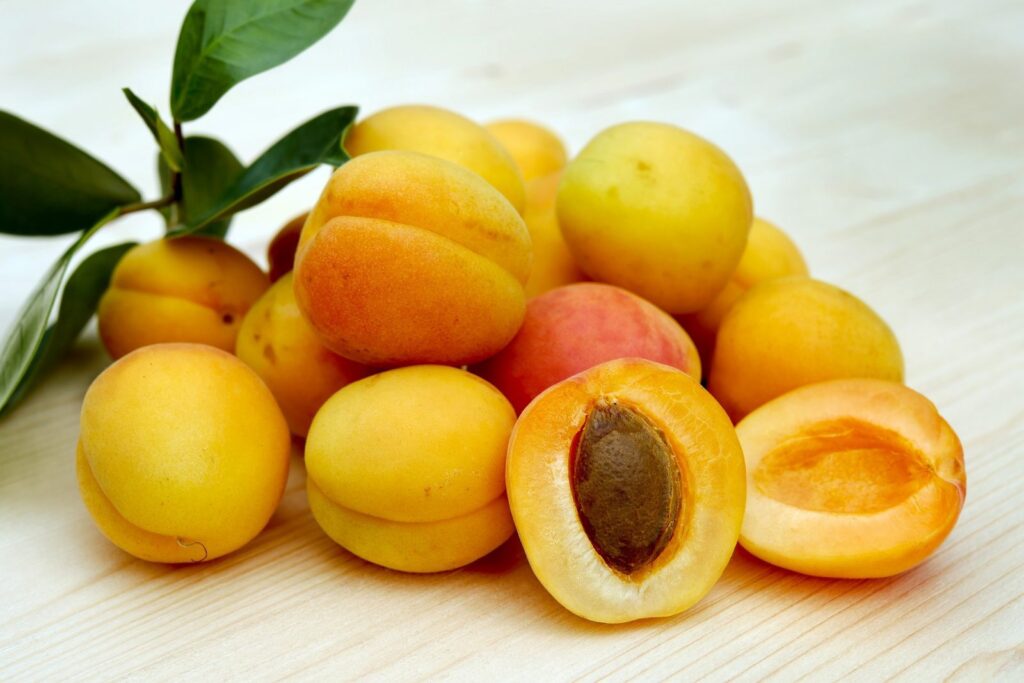 Meruňky dodají raw dezertům příjemně nakyslou chuť.