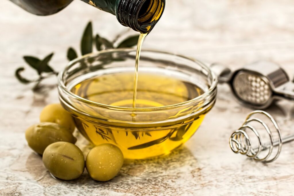 Olivový olej při grilování zkrátka nesmí chybět.