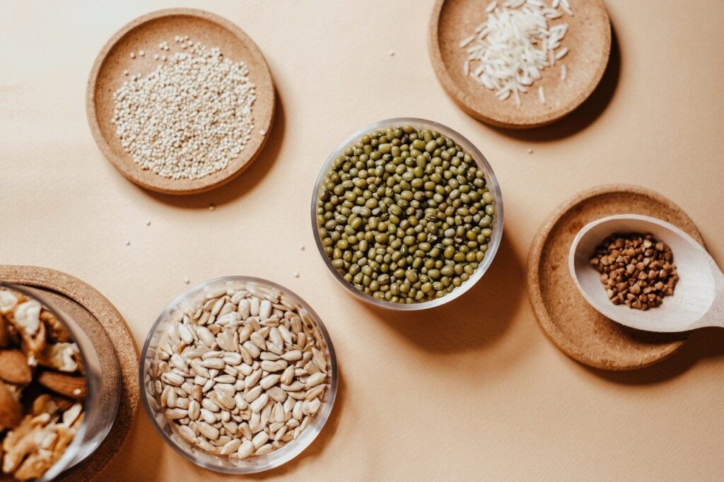 Veganské bílkoviny lze hledat i v quinoe, která se díky svým výživovým hodnotám řadí mezi superpotraviny. Připravit si ji lze například v podobě chutného salátu.