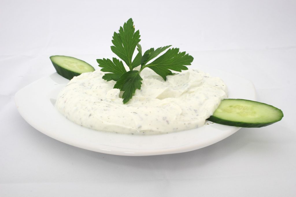 Tzatziki jsou tradičním řeckým předkrmem, mohou však představovat také dip k masu či pečené zelenině.